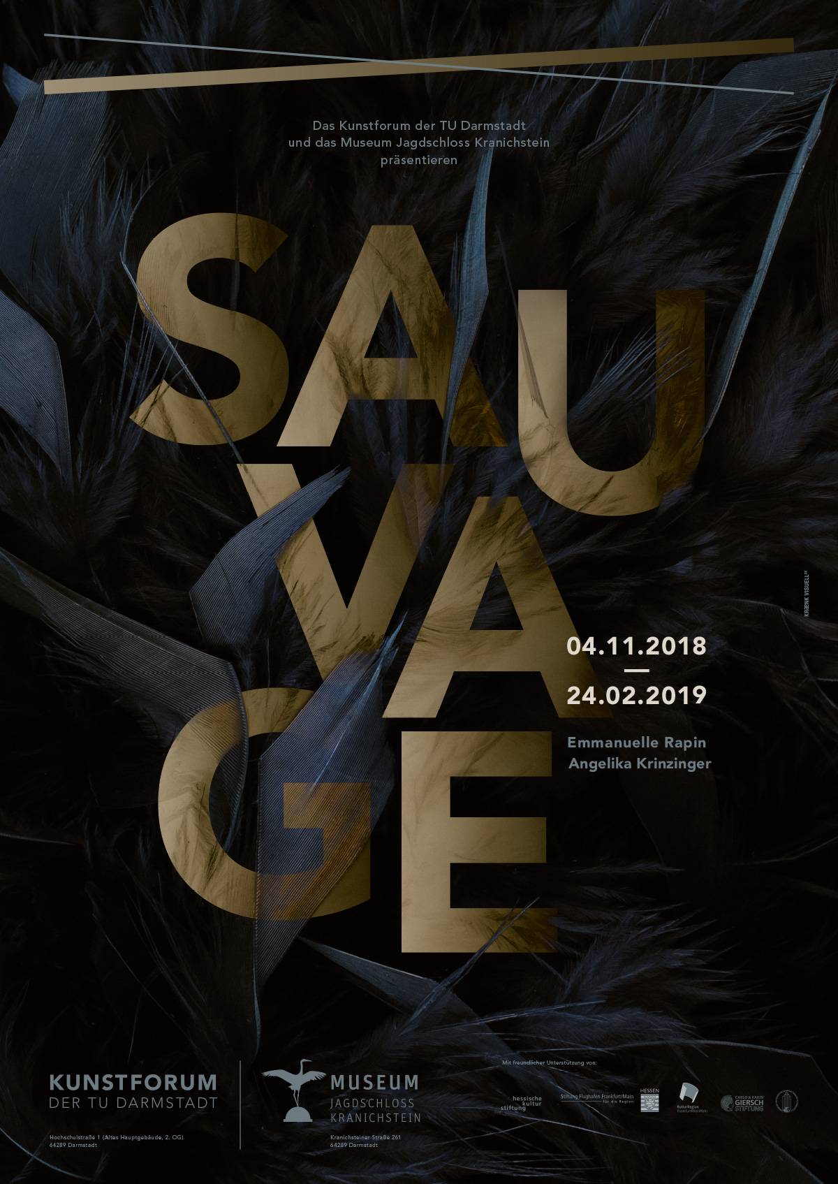 Plakat mit dem Titel "SAUVAGE" in großen goldenen Buchstaben vor einem Hintergrund aus schwarzen Federn, darunter Informationen zu einer Ausstellung im Kunstforum der TU Darmstadt und Museum Jagdschloss Kranichstein mit den Daten 04.11.2018 bis 24.02.2019.