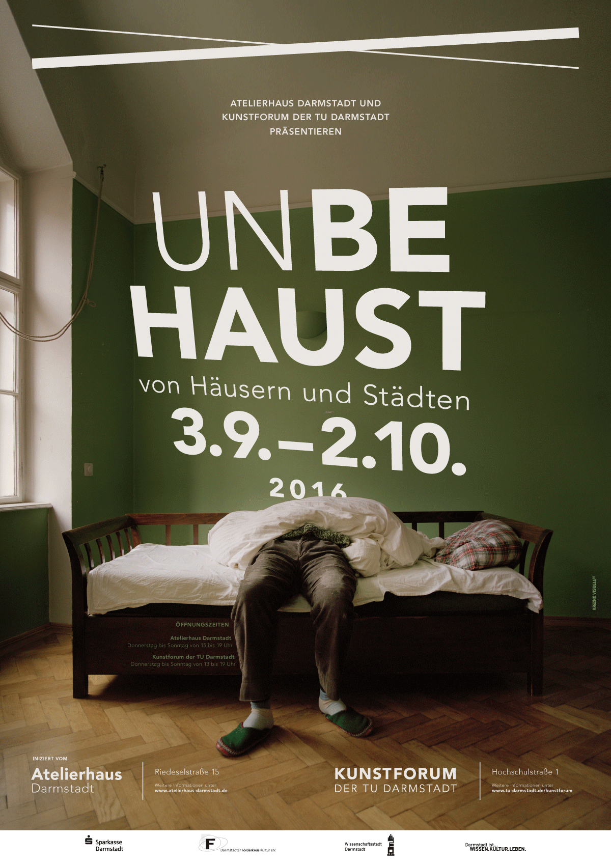 Plakat mit grünem Hintergrund: Ein Mensch liegt auf einem Bett, Kopf und Oberkörper unter einer Decke verborgen, Beine ragen heraus; darüber große weiße Schrift mit Infos zur Ausstellung „Unbehaust“ vom 3.9.–2.10.2016 in Darmstadt.