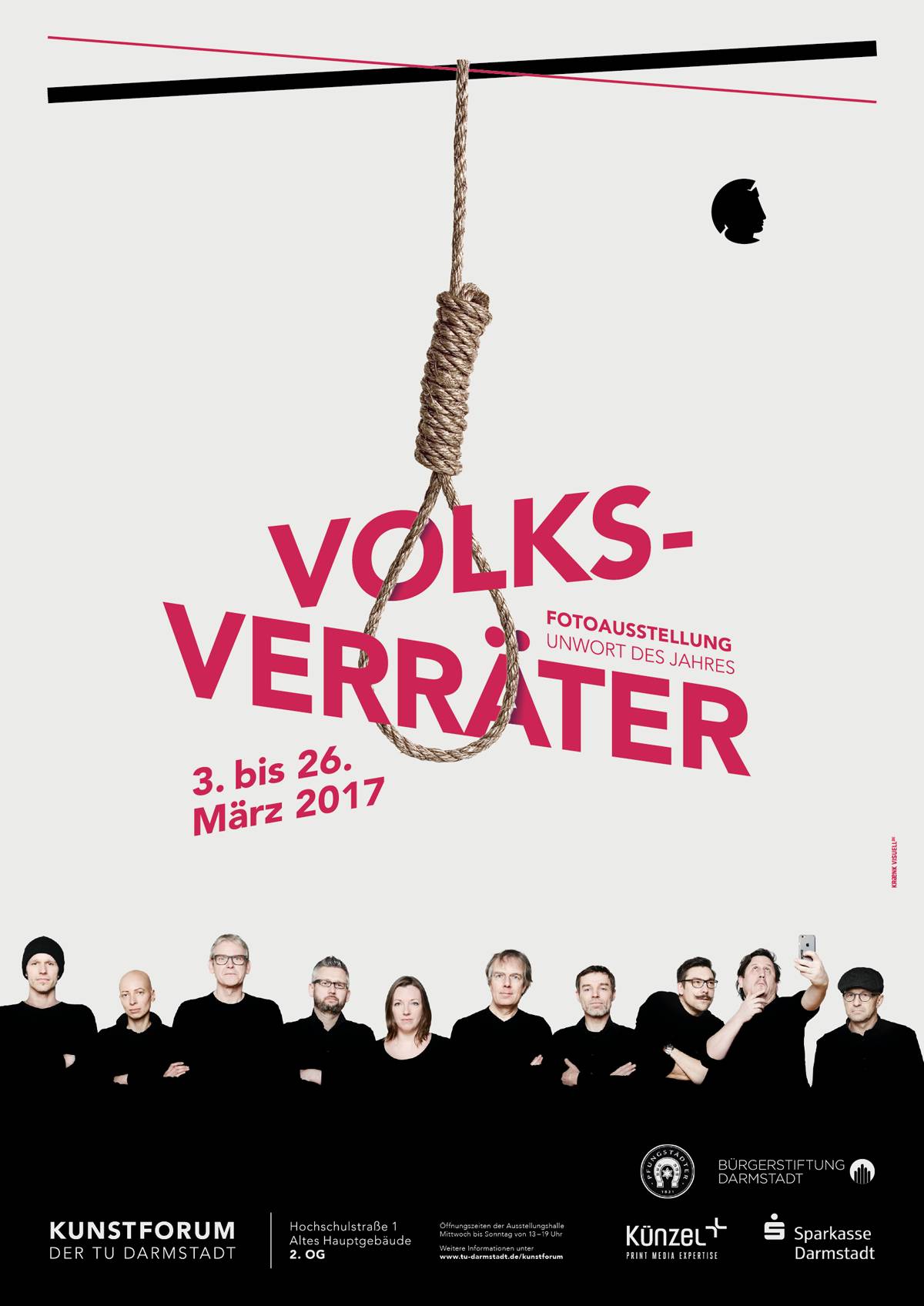 Plakat mit einem Strick in der Mitte über dem groß geschriebenen Wort "Volksverräter", darunter eine Gruppe von Menschen in schwarzer Kleidung, Text informiert über eine Fotoausstellung vom 3. bis 26. März 2017 im Kunstforum der TU Darmstadt.