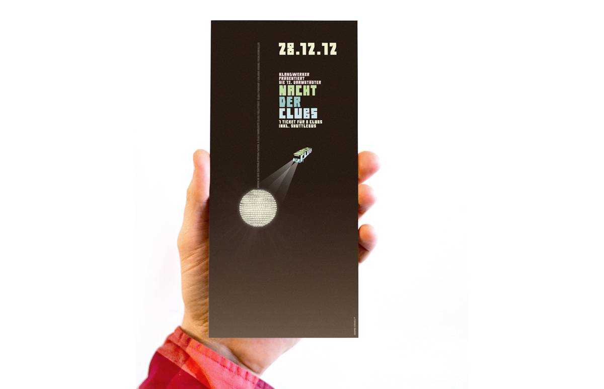 Eine Hand hält ein schwarzes Plakat mit der Aufschrift "28.12.12 Nacht der Clubs", einem Shuttlebus und einer leuchtenden Discokugel.