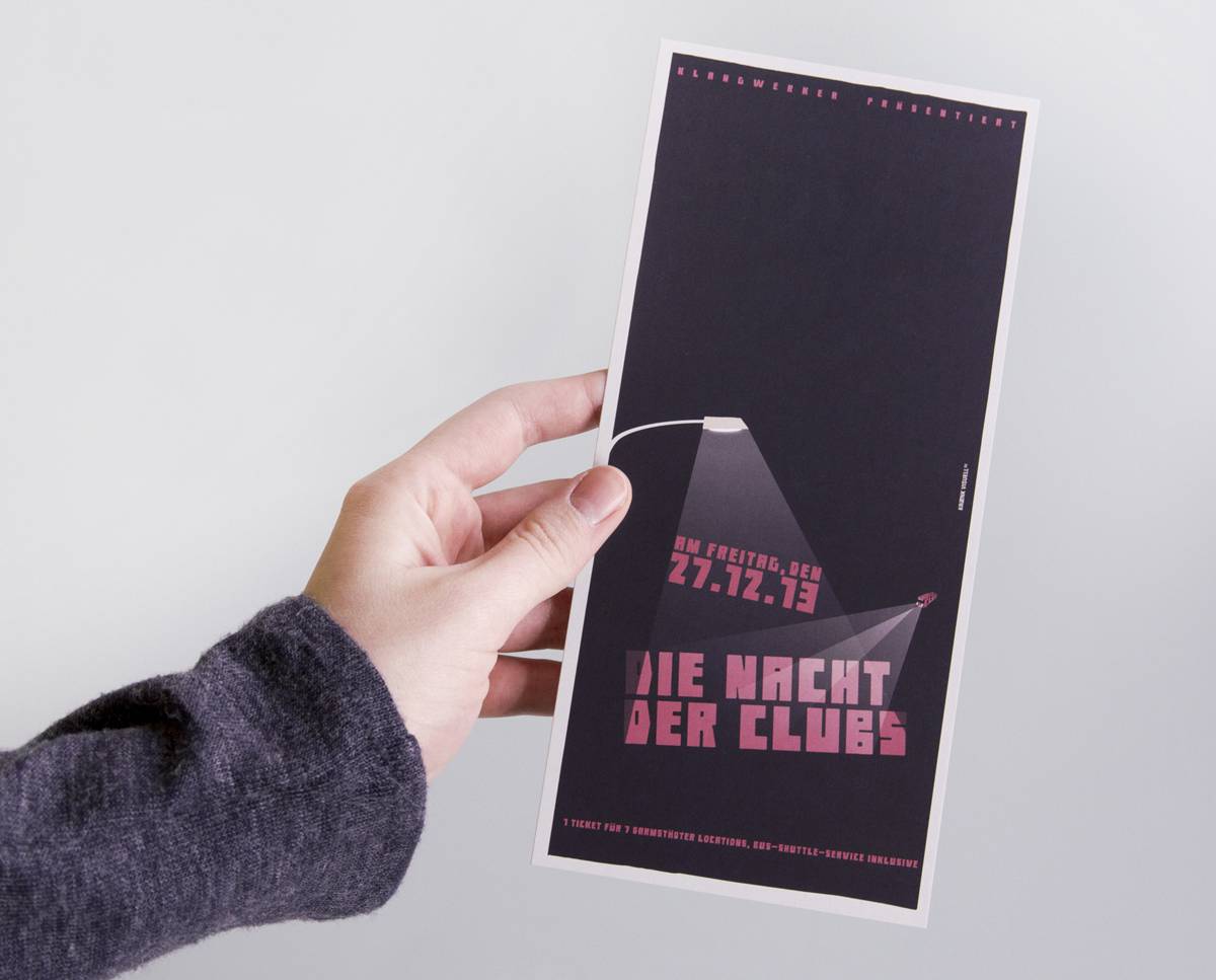 Eine Hand hält ein dunkel gestaltetes Plakat mit der Aufschrift "Die Nacht der Clubs" in großen rosa Buchstaben, beleuchtet von grafisch dargestellten Scheinwerfern.