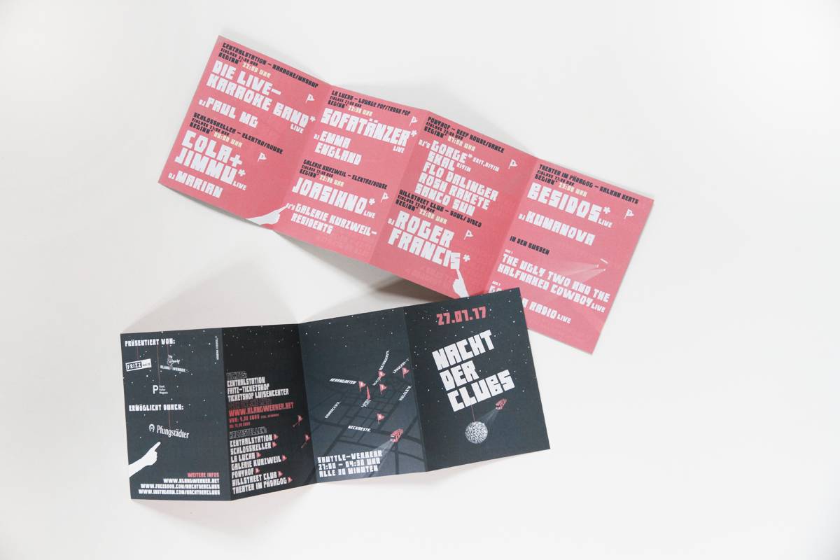 Zwei aufklappbare Flyer liegen auf einem weißen Hintergrund; einer ist überwiegend schwarz und bewirbt die "Nacht der Clubs" am 27.01.17, der andere ist rot und listet verschiedene Programmpunkte und Künstler auf.