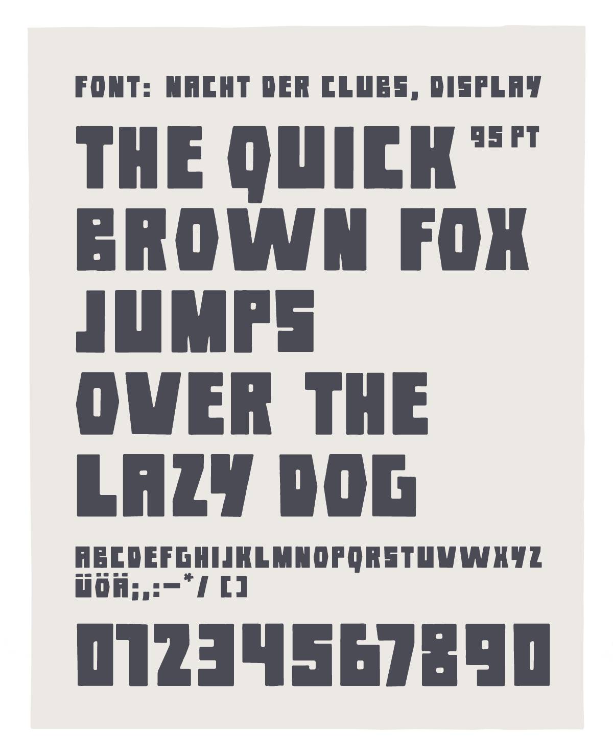 Schriftmuster der Schriftart „Nacht der Clubs, Display“ mit Großbuchstaben, Zahlen und Sonderzeichen in kantigem, blockartigem Stil auf beigem Hintergrund.