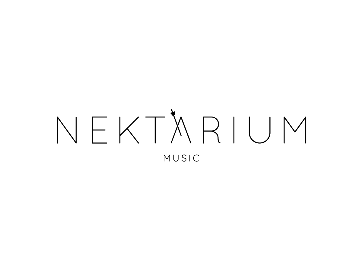 Schwarzer Schriftzug "NEKTARIUM MUSIC" auf weißem Hintergrund, wobei das "A" im Wort "NEKTARIUM" von einer stilisierten Biene gebildet wird.