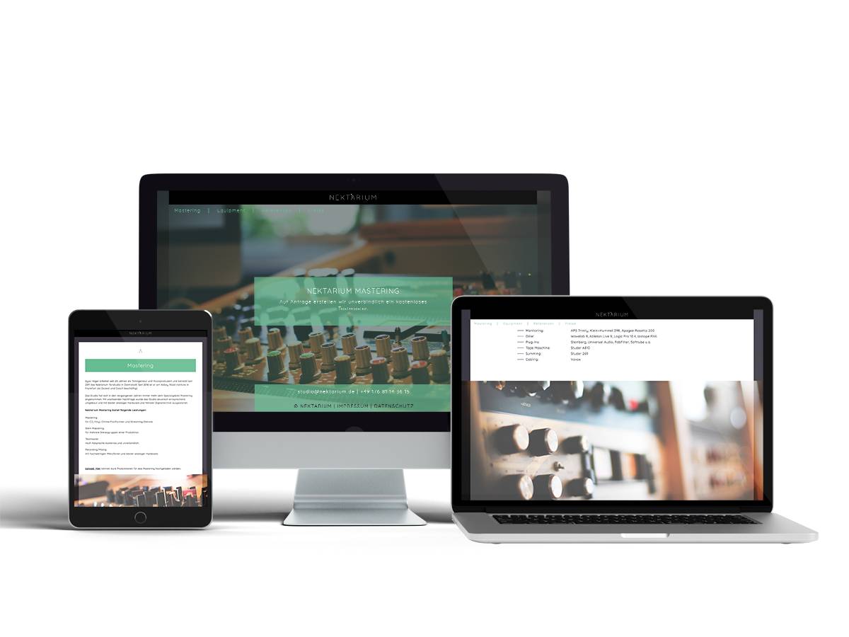 Tablet, Monitor und Laptop zeigen jeweils dieselbe Website mit einem Mischpult als Hintergrundbild.
