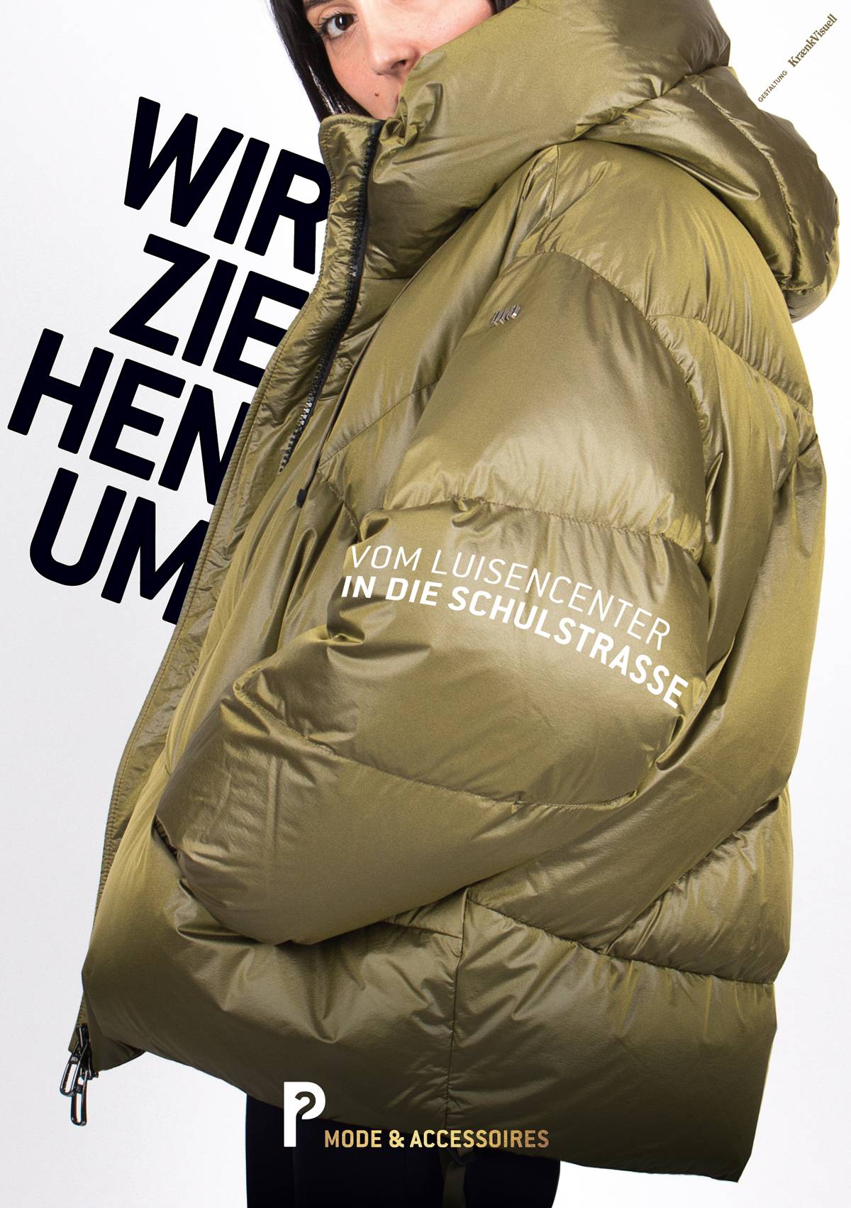 Frau in olivgrüner Daunenjacke, Text im Hintergrund: „Wir ziehen um“, auf dem Ärmel: „Vom Luisencenter in die Schulstraße“, unten „P Mode & Accessoires“.