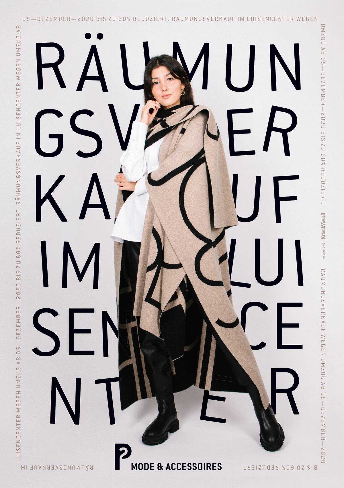 Frau in weißer Bluse, schwarzer Hose und beigem Cape mit schwarzen Mustern steht vor großem Schriftzug zu einem Räumungsverkauf für Mode und Accessoires.