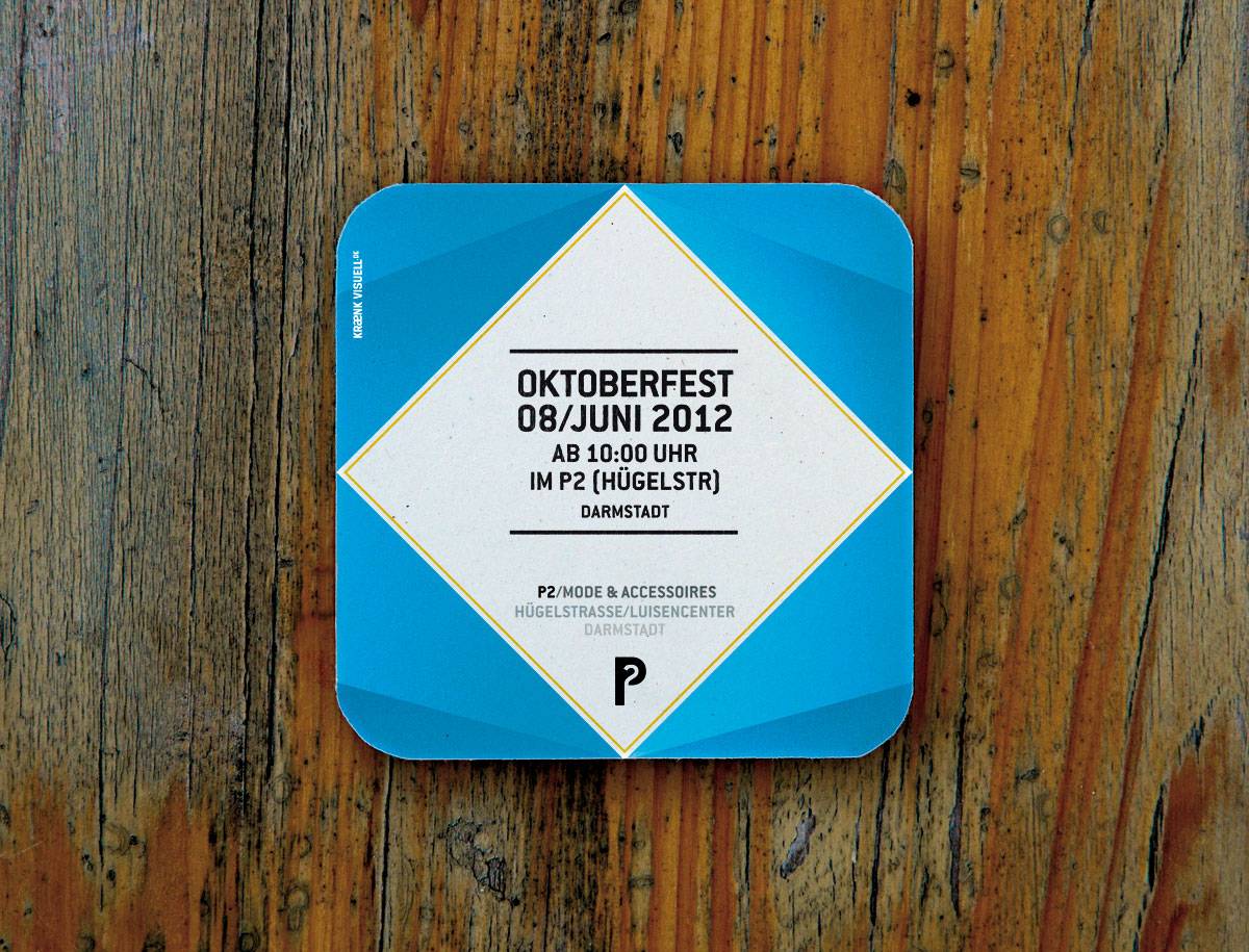 Bierdeckel mit Werbung für das Oktoberfest am 8. Juni 2012 ab 10 Uhr im P2 (Hügelstraße) in Darmstadt, auf einem Holztisch liegend.