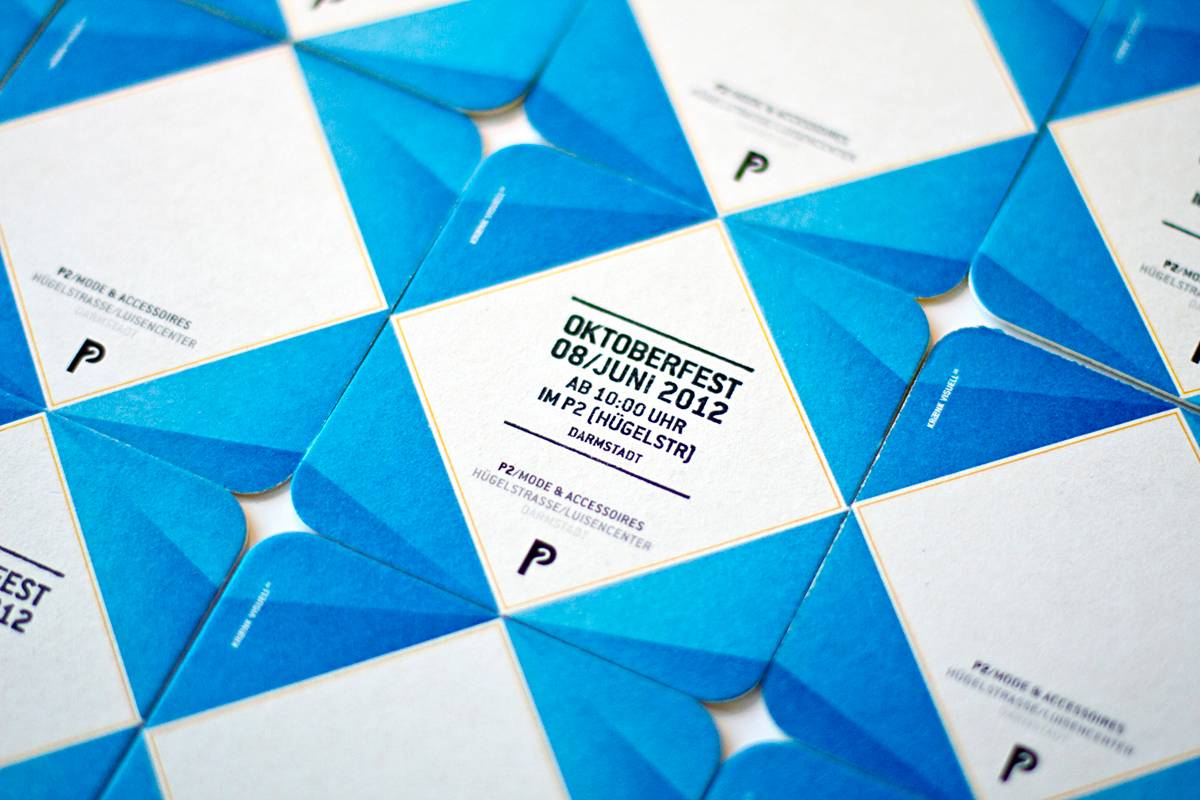 Mehrere quadratische Einladungskarten mit blauem, geometrischem Muster; im Fokus eine Karte mit der Aufschrift „Oktoberfest 08/Juni 2012 ab 10:00 Uhr im P2 (Hügelstr), Darmstadt“.