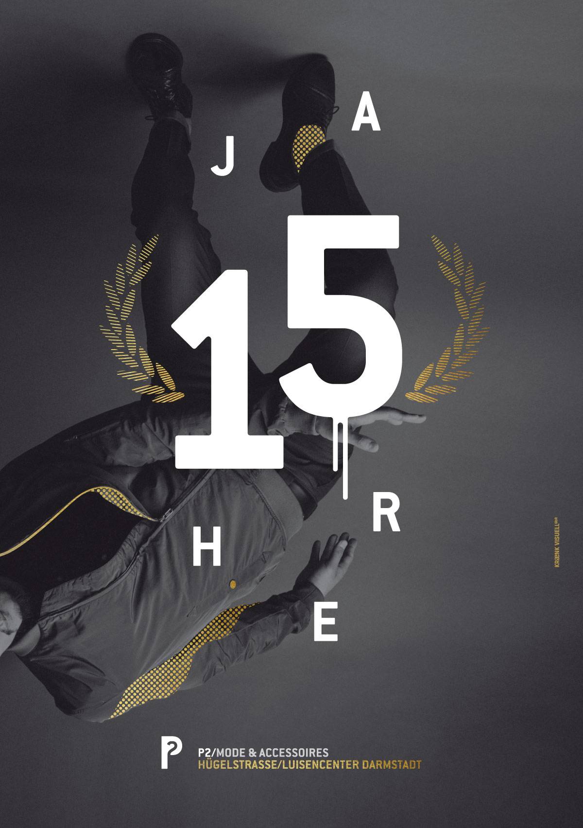 Schwarz-weißes Poster mit einer Person in lässiger Pose, großem Schriftzug „15 JAHRE“ und Lorbeerkränzen; unten steht „P2/Mode & Accessoires, Hügelstraße/Luisencenter Darmstadt“.