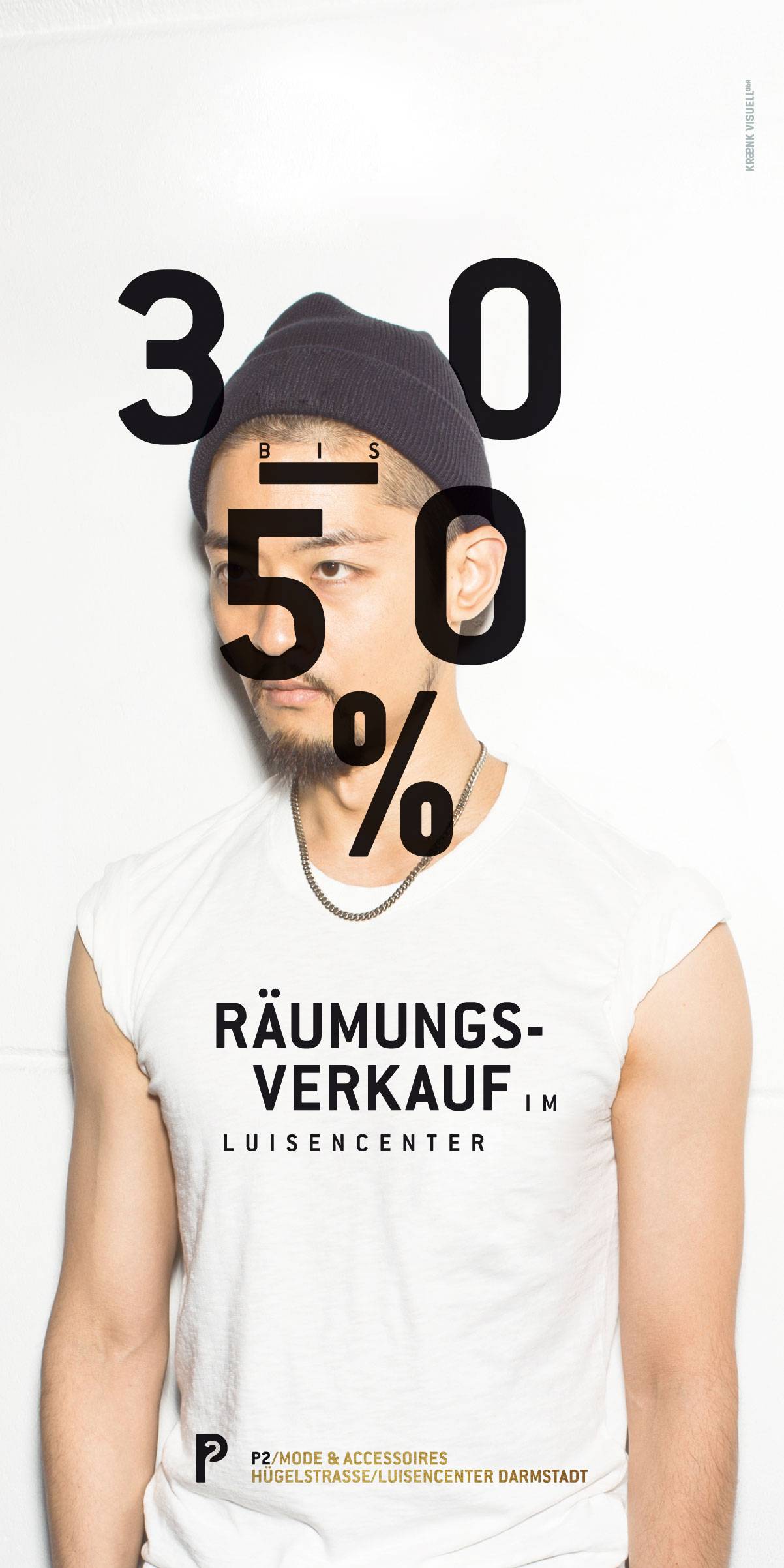 Junger Mann mit Mütze und weißem T-Shirt steht vor weißem Hintergrund; große schwarze Schrift überlagert das Bild: „30 BIS 50% RÄUMUNGSVERKAUF IM LUISENCENTER“, unten Hinweise zu Mode & Accessoires und Adresse in Darmstadt.