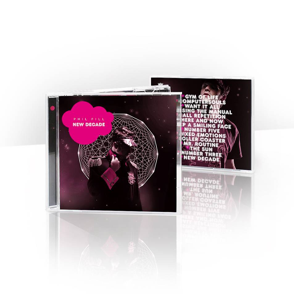 CD mit dem Titel „Phil Fill – New Decade“, auf dem Cover eine Person mit geometrischem Muster und pinkem Akzent, im Hintergrund die Trackliste.