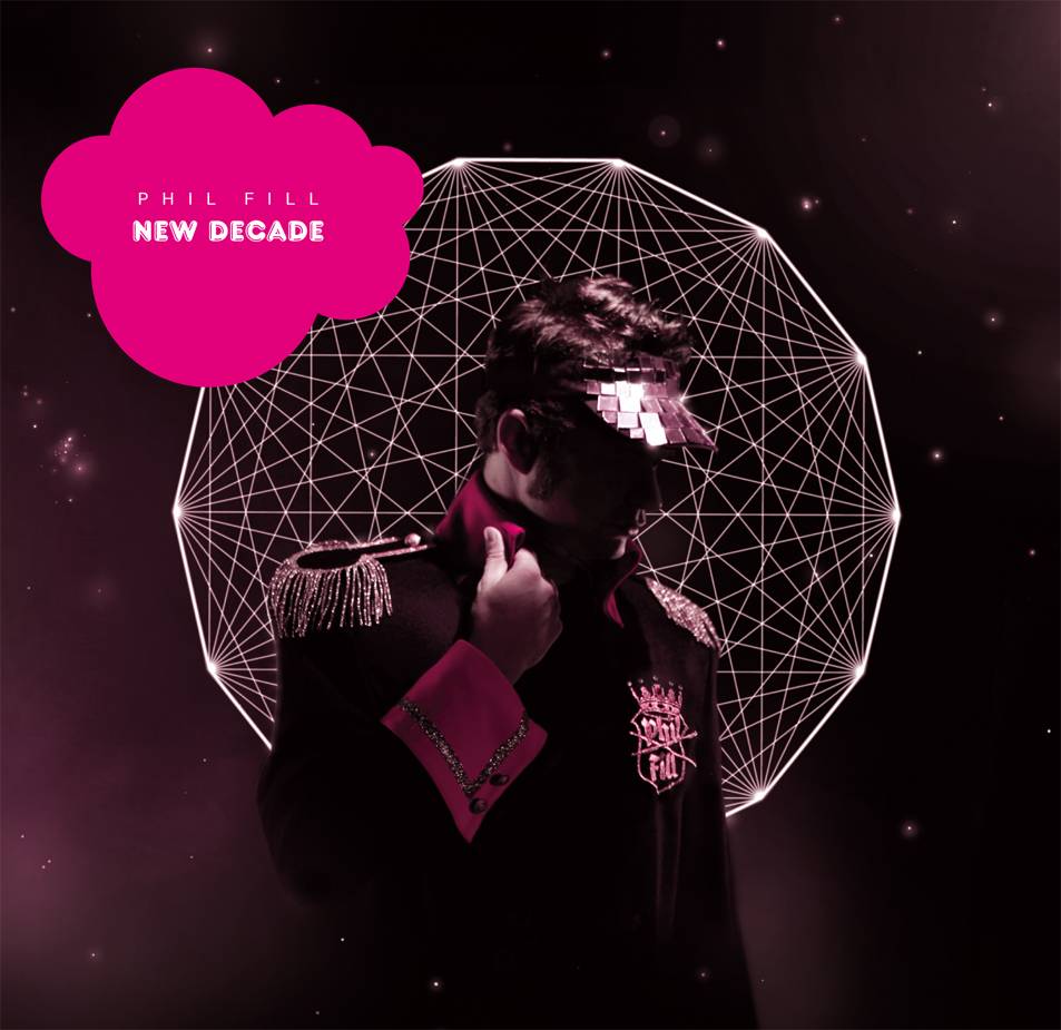 Ein Mann in futuristischer Kleidung mit glitzernden Schulterklappen und verspiegeltem Visier steht vor einem geometrischen, leuchtenden Netz; oben links eine pinke Wolke mit dem Text „Phil Fill New Decade“.