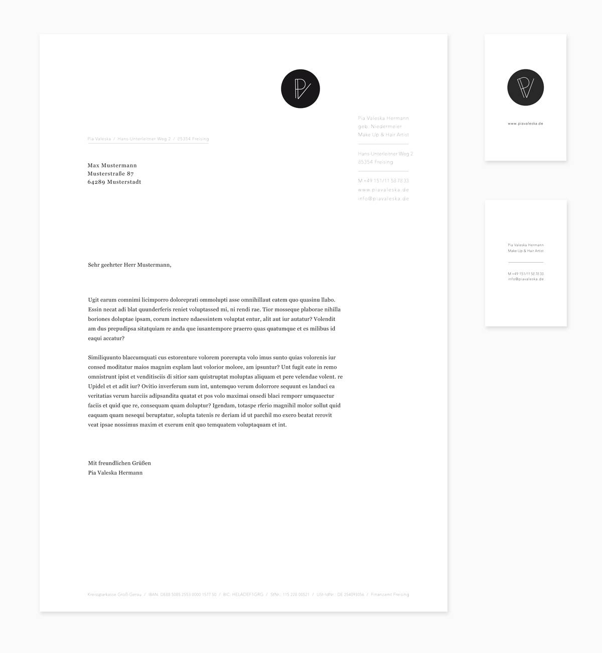Helles Briefpapier mit modernem, minimalistischen Design; oben mittig ein rundes Logo, darunter Adress- und Kontaktdaten, links der Empfänger, gefolgt von Fließtext; rechts daneben zwei Visitenkarten mit gleichem Logo.