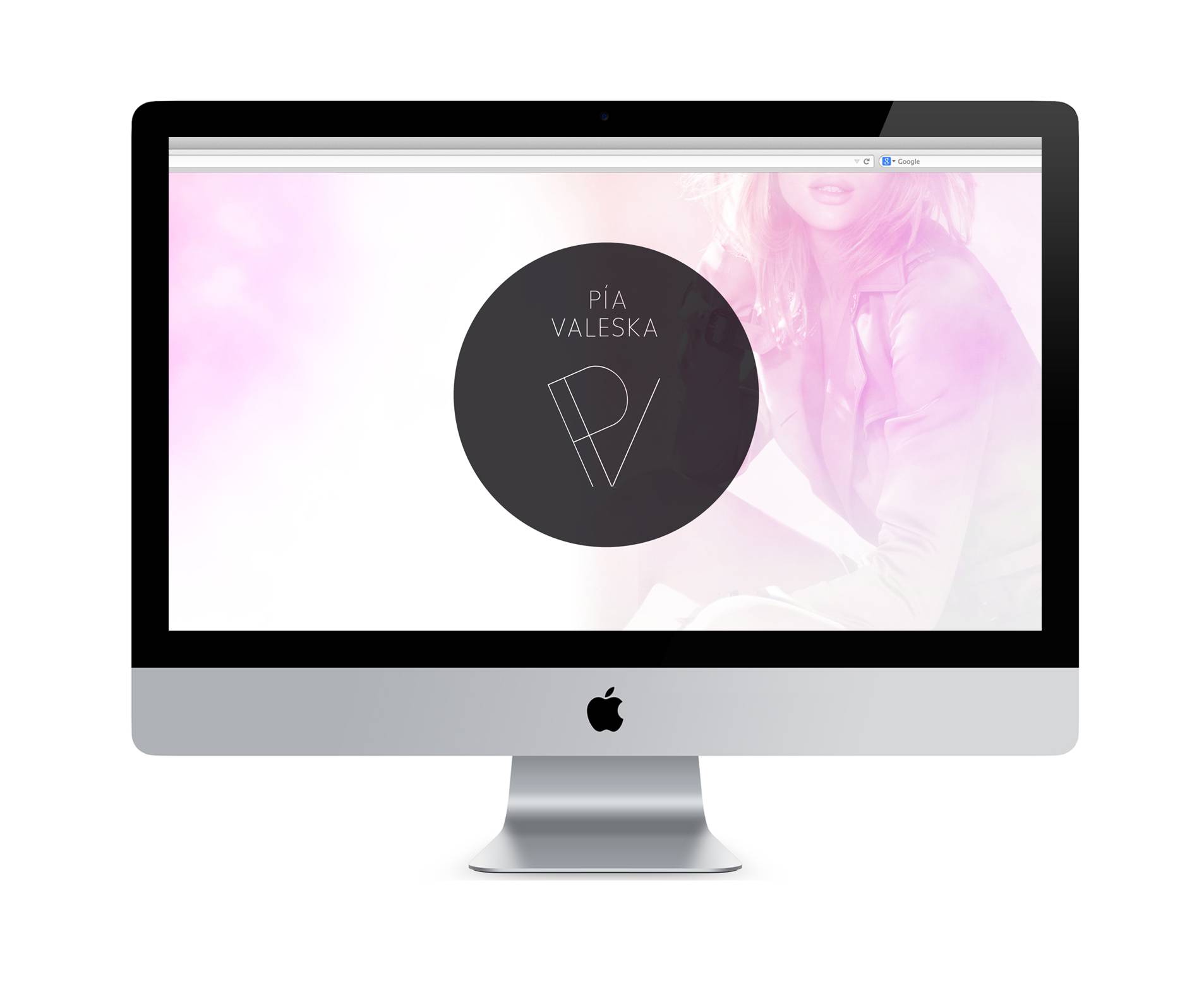 Monitor mit geöffneter Webseite, zentral ein schwarzer Kreis mit der Aufschrift "Pía Valeska" und den Initialen "PV", im Hintergrund ein pastellfarbenes, unscharfes Bild einer Frau.