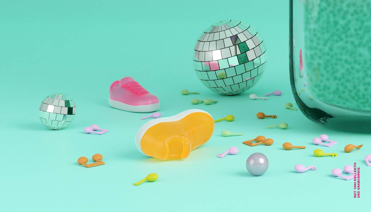 Bunte Gegenstände, darunter zwei Diskokugeln, zwei kleine Turnschuhe, eine graue Kugel und verstreute bunte Minilöffel auf helltürkisem Hintergrund.