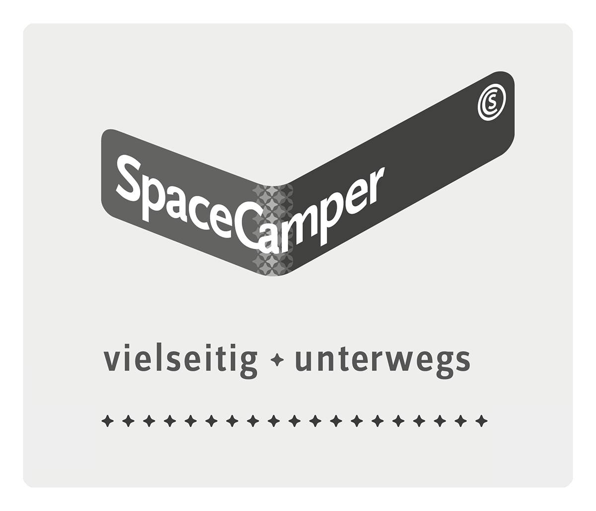 SpaceCamper-Logo mit dem Slogan „vielseitig ✦ unterwegs“ und einer Reihe von Sternsymbolen darunter.