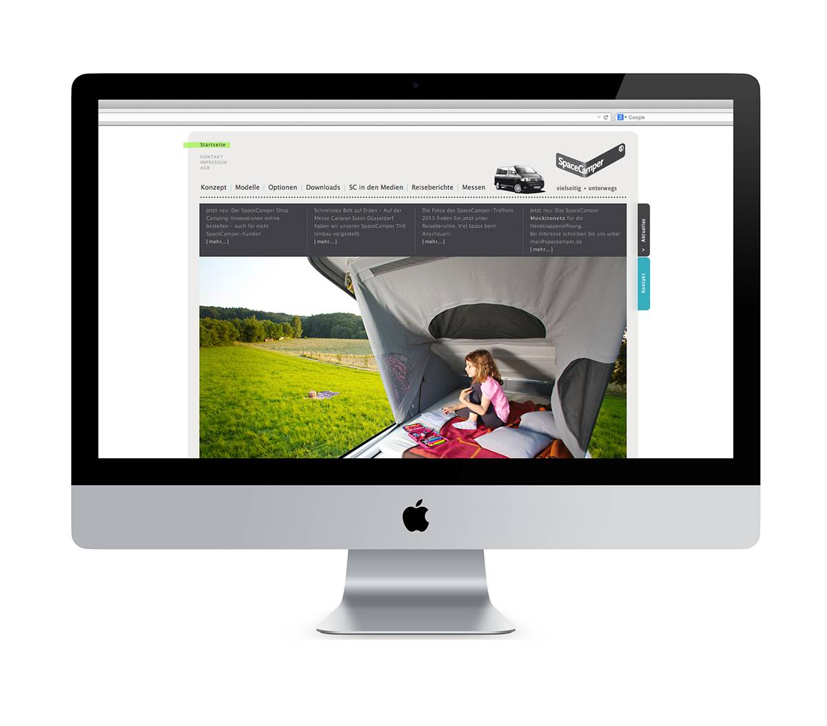 Ein iMac-Bildschirm zeigt eine Webseite mit einem Foto eines Camperdachs, in dem ein Kind auf einem Bett liegt und hinaus ins Grüne schaut.