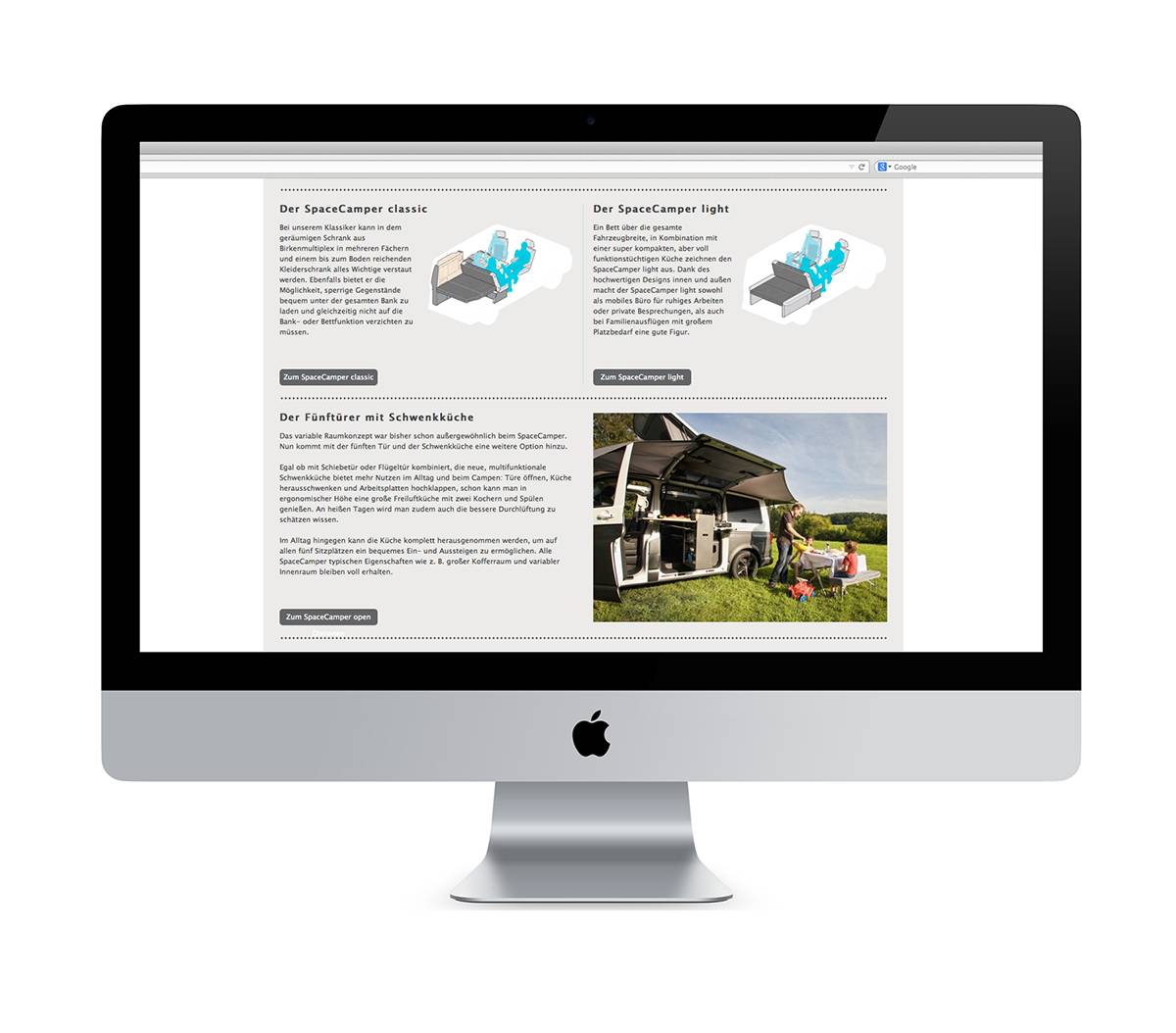 Ein Computerbildschirm zeigt eine Webseite mit Text über verschiedene SpaceCamper-Modelle und ein Foto eines Campingbusses mit geöffneter Heckklappe, daneben sitzen Menschen auf einer Picknickdecke.