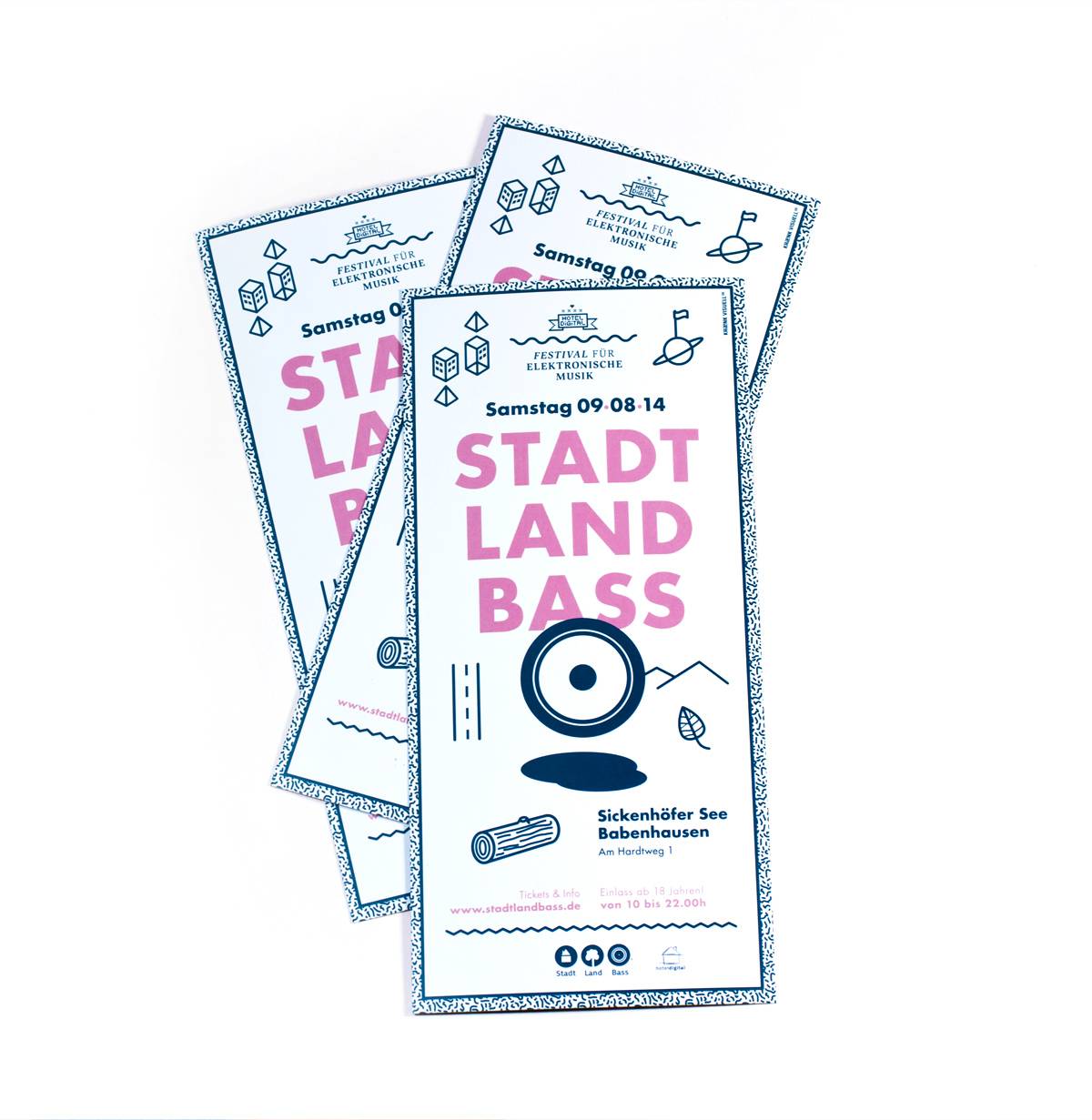 Drei übereinanderliegende Flyer für das Festival "Stadt Land Bass" mit Datum, Ort und grafischen Elementen in Rosa und Blau.