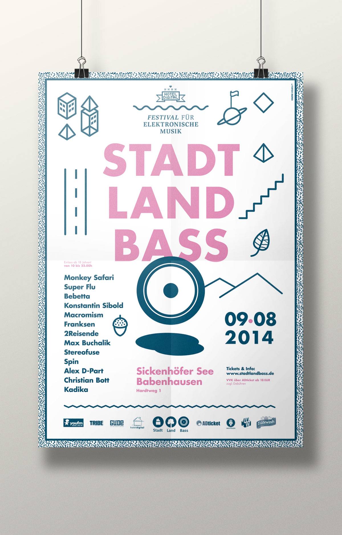 Plakat für das Festival "Stadt Land Bass" mit Datum 09.08.2014, Veranstaltungsort Sickenhöfer See Babenhausen, Auflistung von Künstlernamen, geometrischen Grafiken und Veranstaltungsinfos.