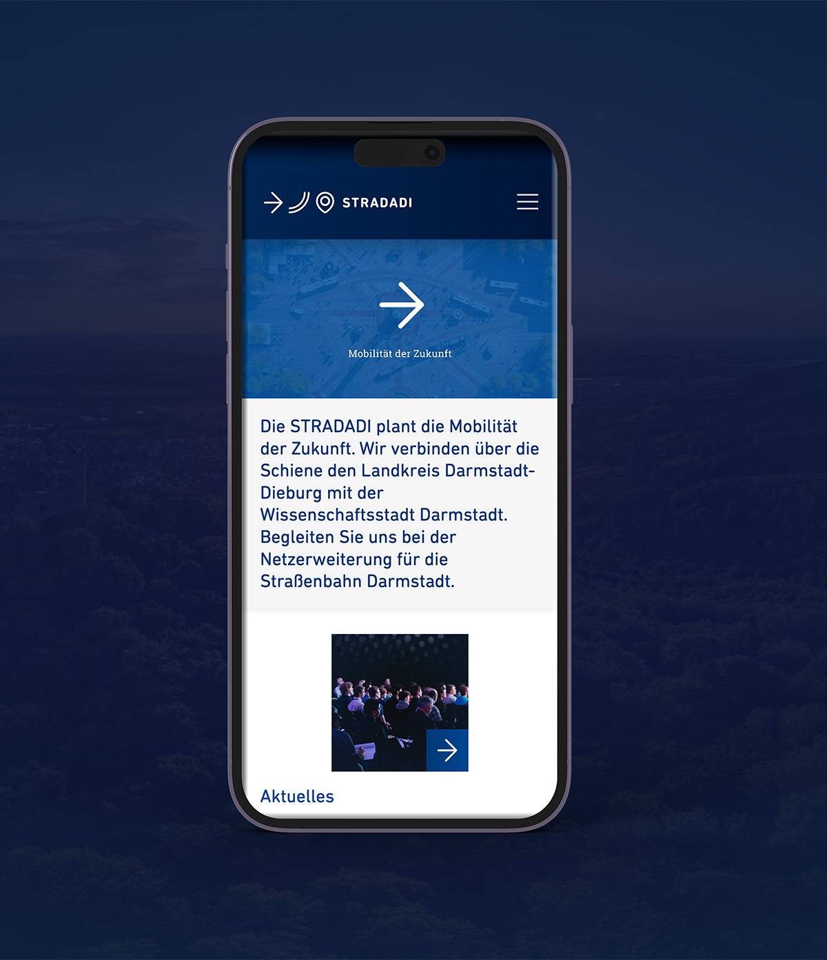 Smartphone mit geöffneter STRADADI-Website, die Informationen zur Mobilität der Zukunft und eine Veranstaltung mit Publikum zeigt.