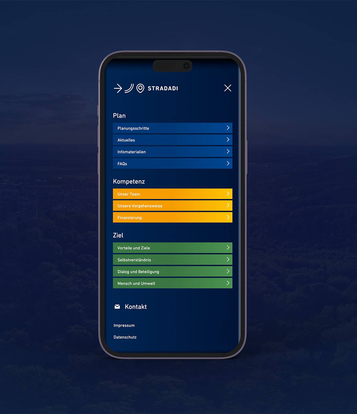 Smartphone mit geöffneter Navigationsmenü-Ansicht einer App, die farblich sortierte Menüpunkte unter den Kategorien Plan (blau), Kompetenz (gelb) und Ziel (grün) sowie Kontaktinformationen anzeigt.