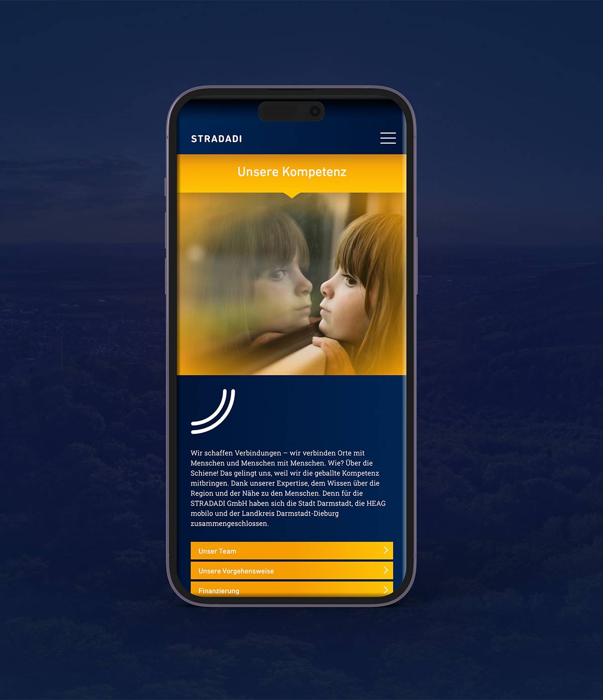 Smartphone mit geöffneter Webseite; Bild eines nachdenklichen Kindes, das aus einem Fenster schaut und sich darin spiegelt; gelb-blaue Gestaltung, Textabschnitt und Navigationsmenü sichtbar.