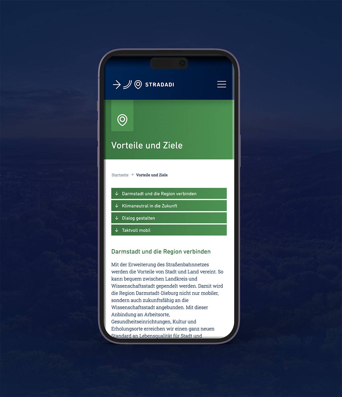 Smartphone mit geöffneter Webseite von STRADADI, die den Abschnitt „Vorteile und Ziele“ mit grünen Informationsfeldern anzeigt.