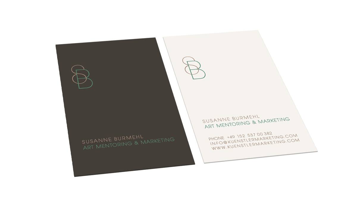 Zwei nebeneinanderliegende Visitenkarten, eine dunkelbraun, eine weiß, beide mit stilisiertem SB-Logo und den Kontaktdaten von Susanne Burmehl, Art Mentoring & Marketing.
