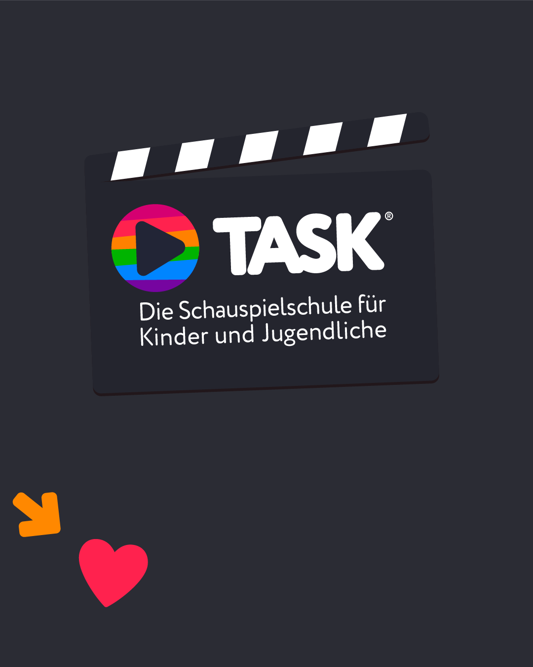 Filmklappe mit Regenbogen-Play-Button und der Aufschrift: "TASK – Die Schauspielschule für Kinder und Jugendliche" auf dunklem Hintergrund, unten links ein rotes Herz und ein gelber Pfeil.