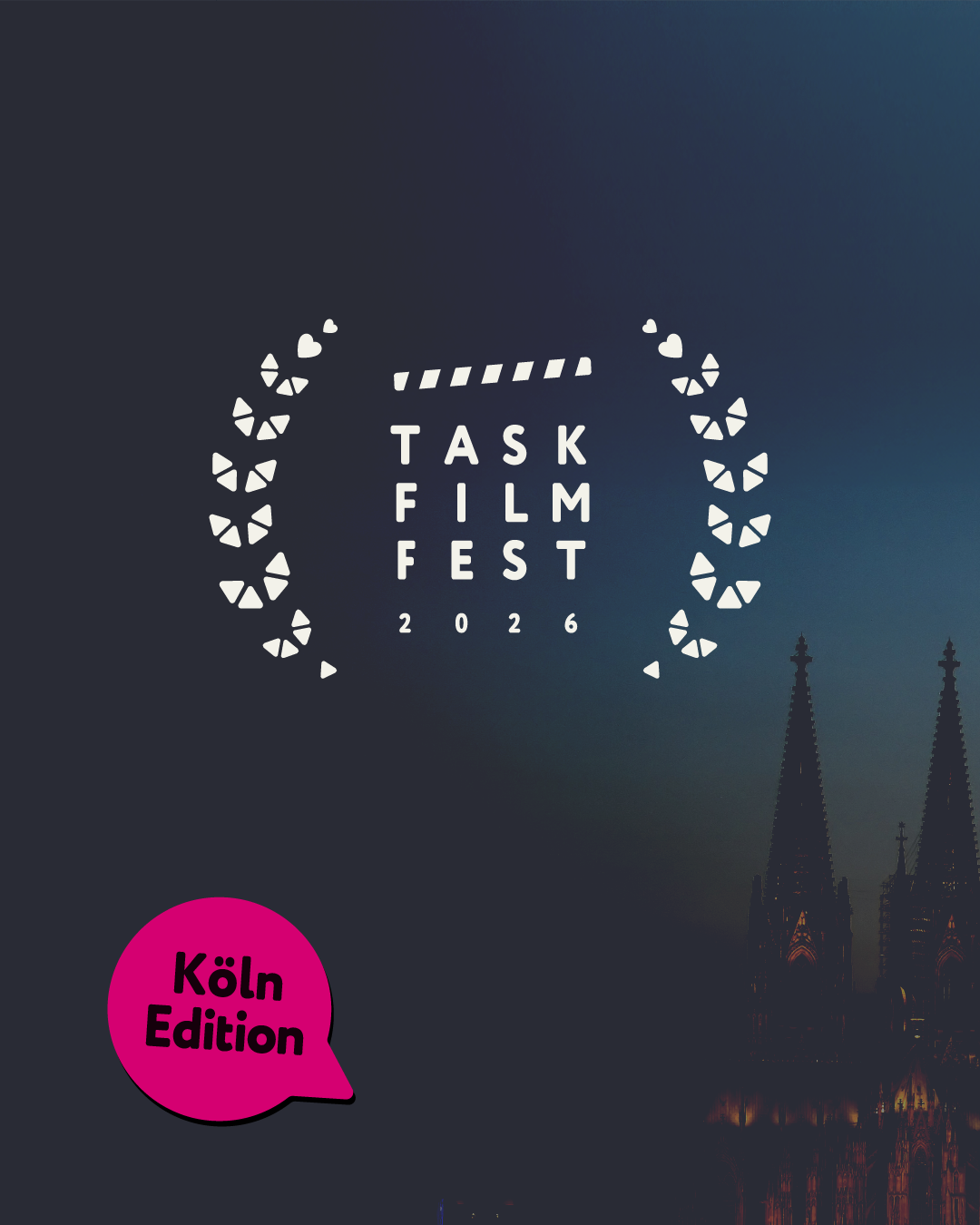 Logo des Task Film Fest 2026 mit Lorbeerkranz, darunter ein pinker Sprechblasen-Button mit der Aufschrift „Köln Edition“ und im Hintergrund die Silhouette des Kölner Doms.