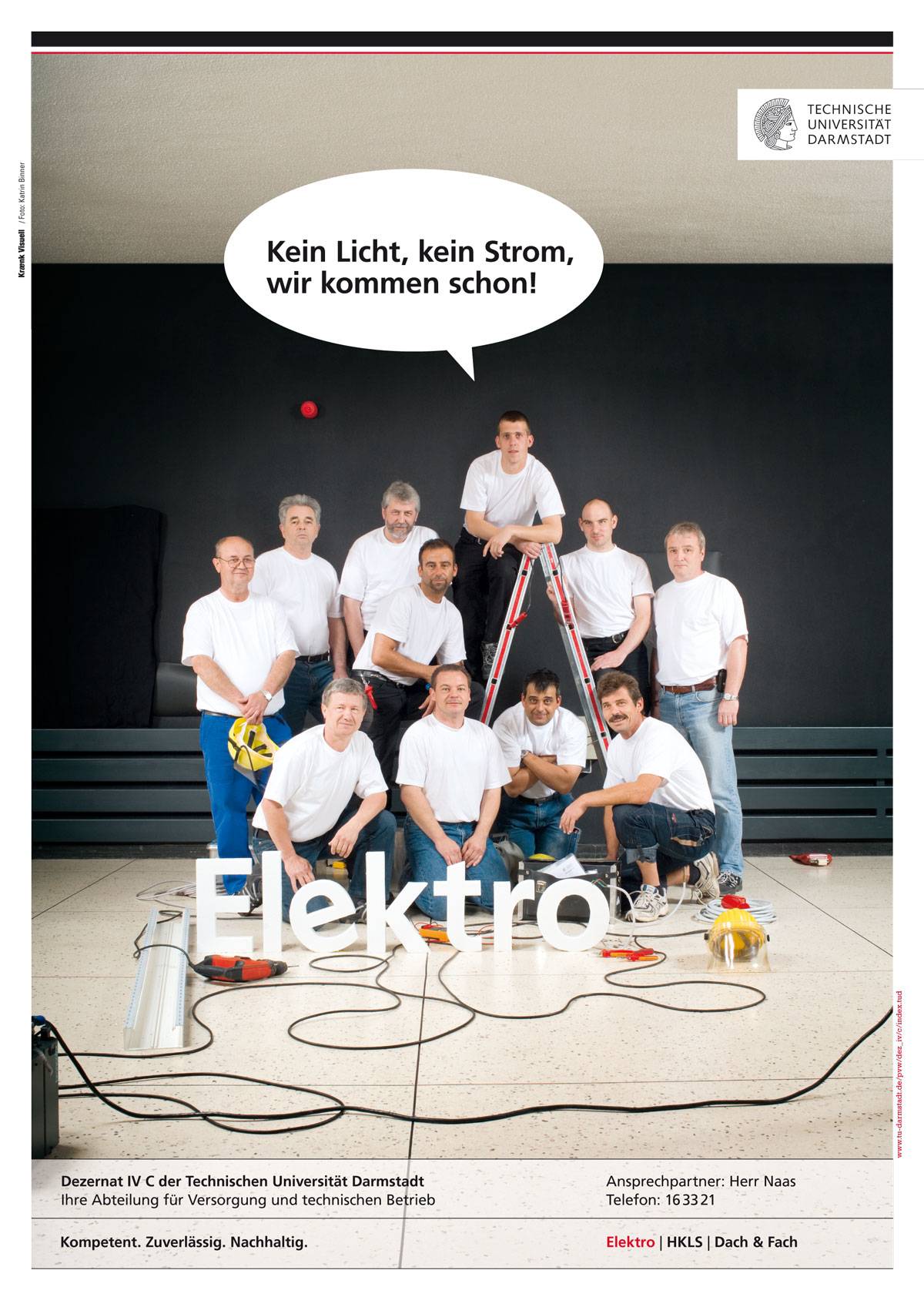 Gruppenfoto von elf Männern in weißen T-Shirts, einige sitzen, andere stehen um eine Leiter, mit Werkzeugen und Kabeln am Boden; Sprechblase mit dem Text: „Kein Licht, kein Strom, wir kommen schon!“ und großem Schriftzug „Elektro“.