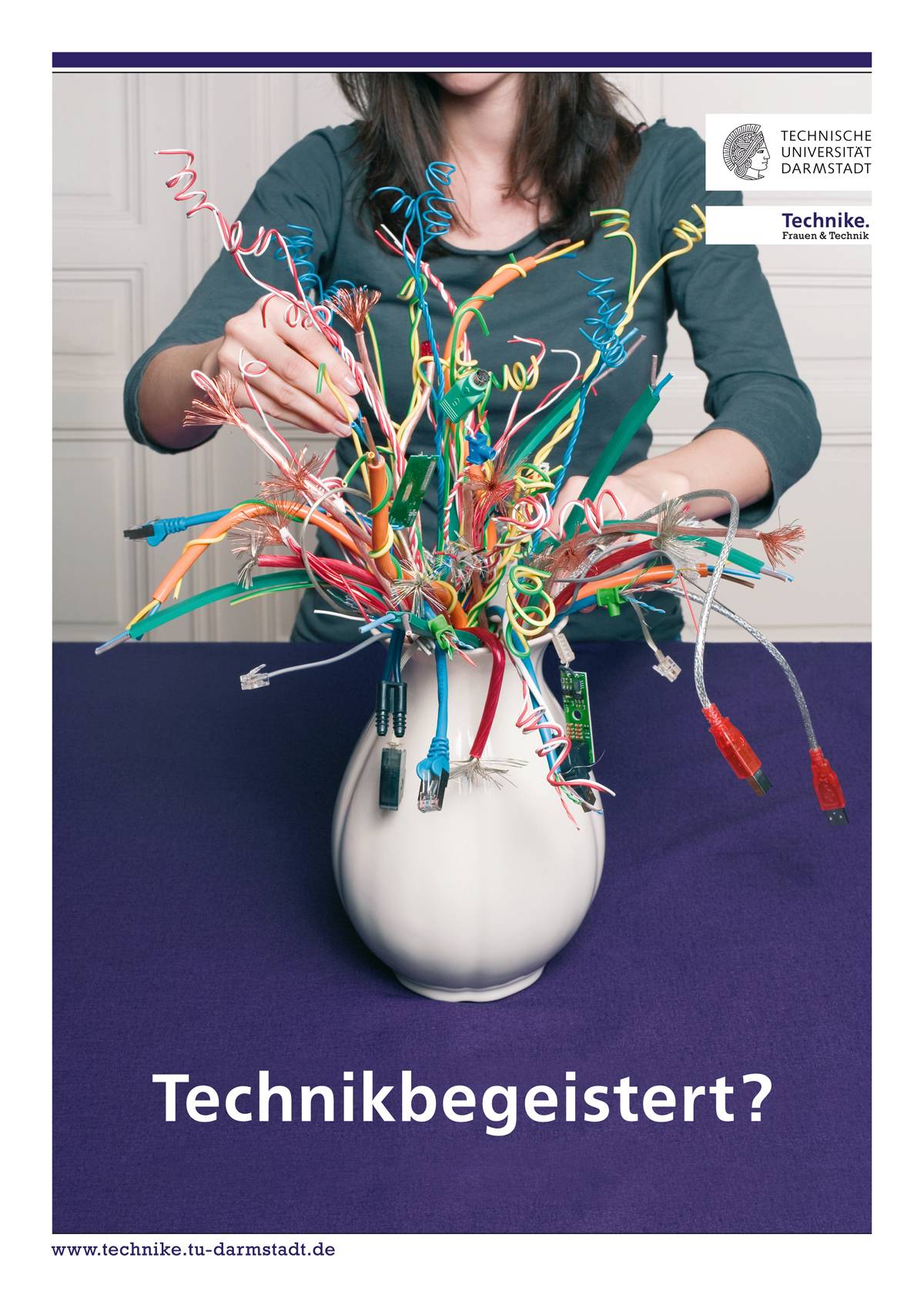 Frau arrangiert bunte, verdrillte Kabel in einer Vase wie Blumen; darunter steht der Schriftzug „Technikbegeistert?“.