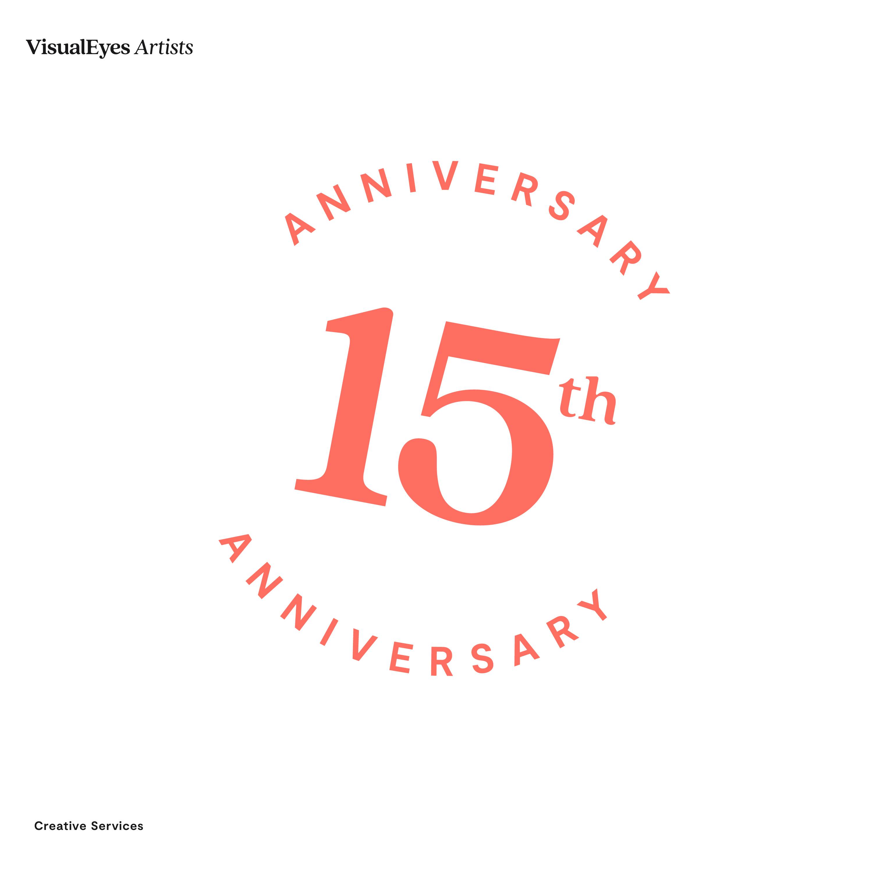 Grafik mit roter Aufschrift „15th ANNIVERSARY“ auf weißem Hintergrund.