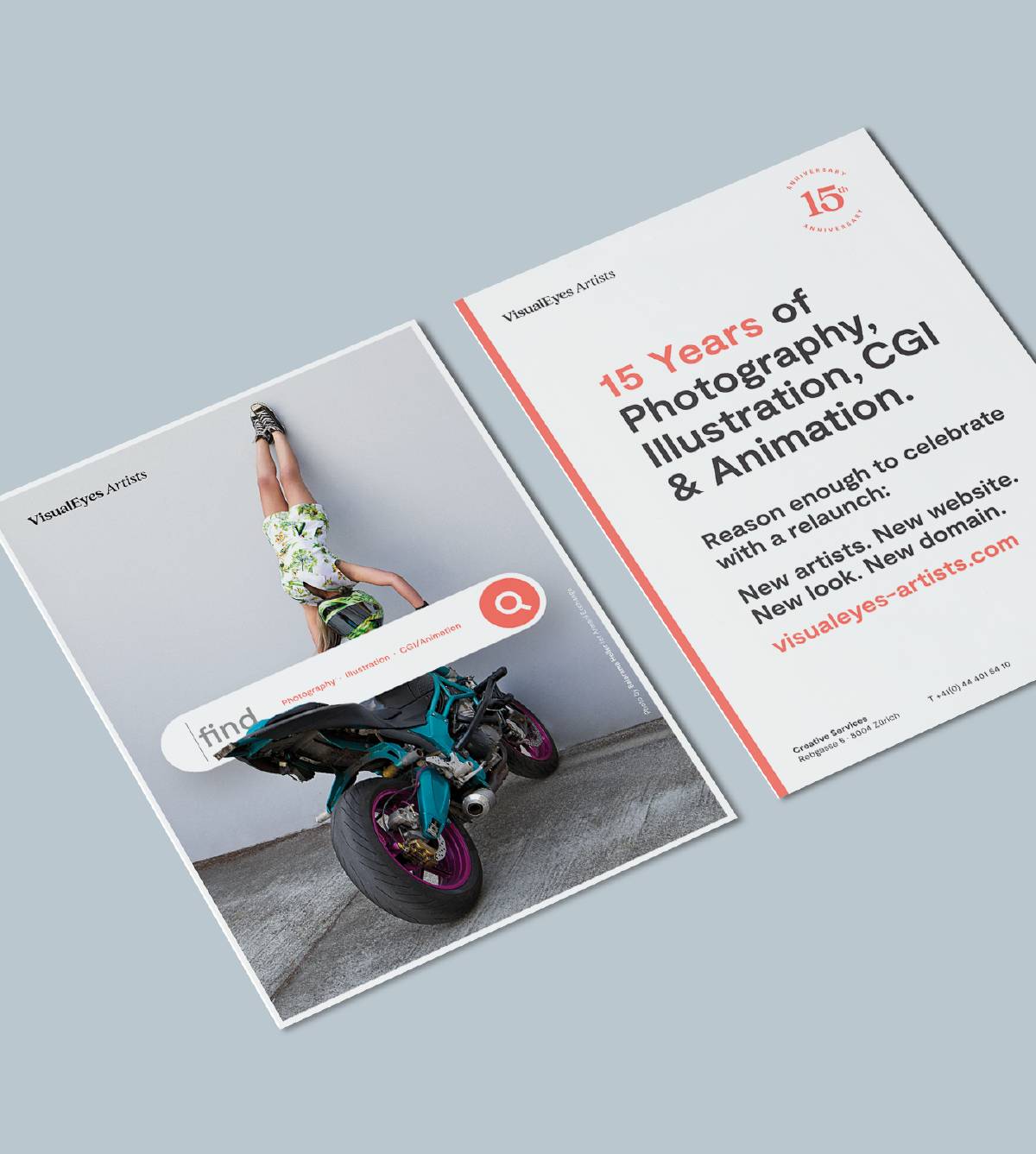 Zwei nebeneinanderliegende Flyer: Links ein Foto einer Person im Handstand auf einem Motorrad, rechts ein Flyer mit Text zur Feier von 15 Jahren VisualEyes Artists mit Fokus auf Fotografie, Illustration, CGI und Animation.