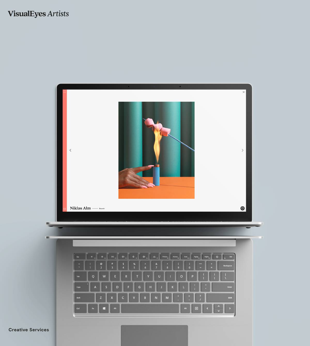 Ein aufgeklappter Laptop mit einer Website auf dem Bildschirm, die ein Foto von Marshmallows zeigt, die über einem Feuer gehalten werden.
