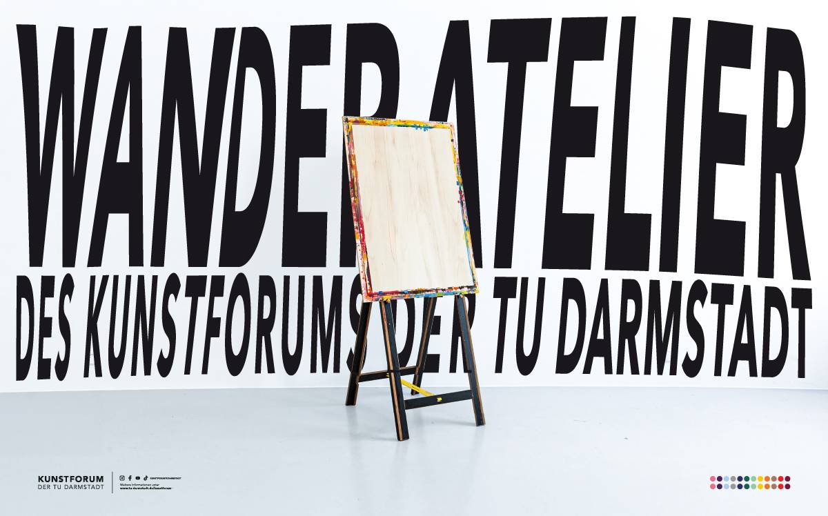 Eine Staffelei mit leerer Leinwand steht vor einer weißen Wand mit großem, schwarzem Text „WANDERATELIER DES KUNSTFORUMS DER TU DARMSTADT“.