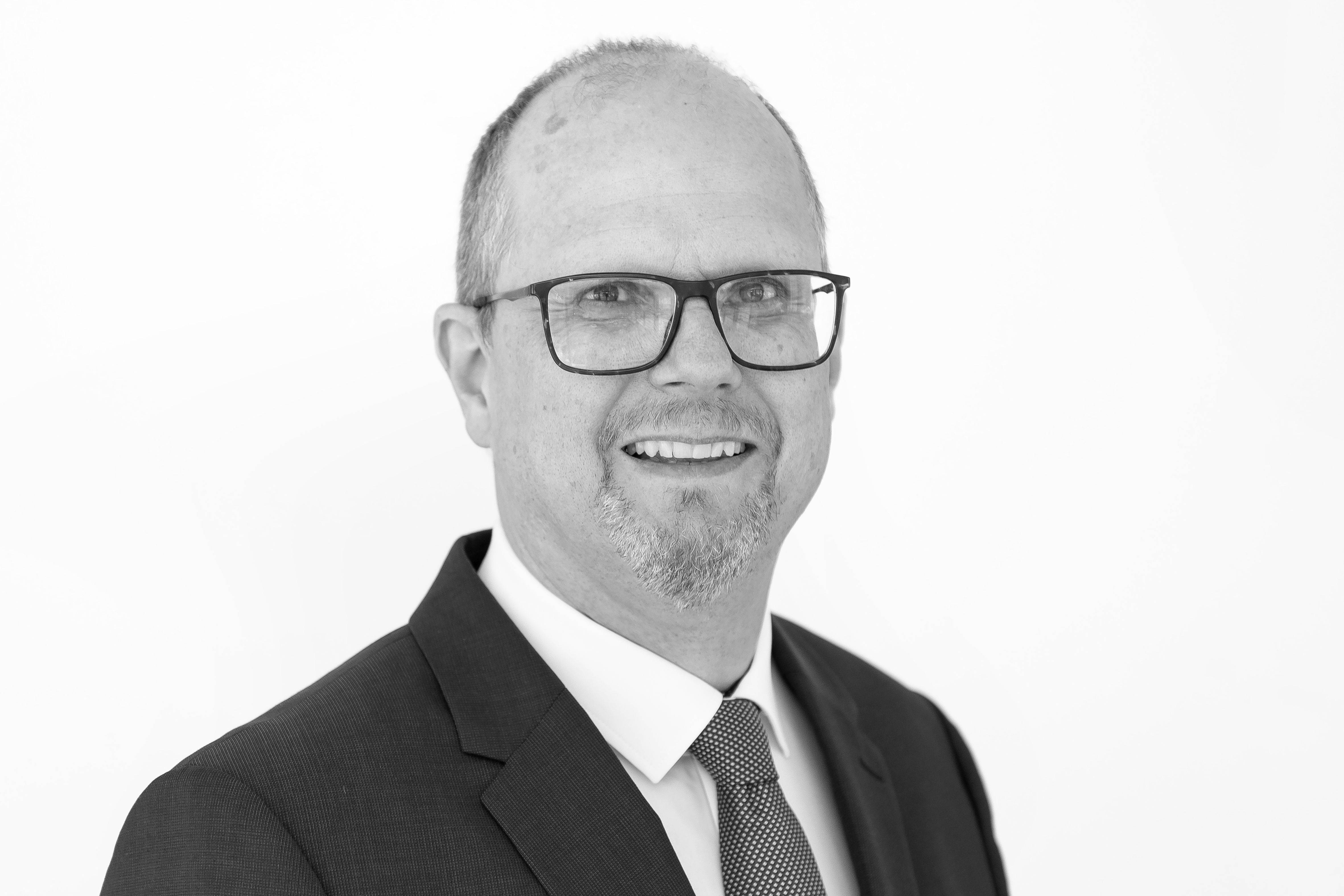 Portrait  Prof. Dr. Oliver Tüscher.
